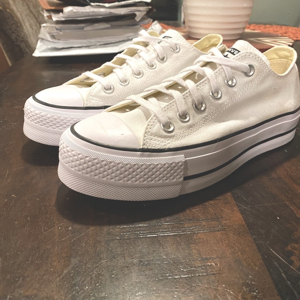 Platform Converse, never been worn